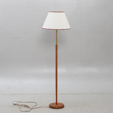 Load image into Gallery viewer, Vintage teakhout en messing vloerlamp met witte kap, Zweden 1950 (22577)