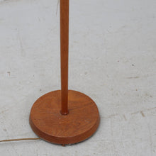 Load image into Gallery viewer, Vintage teakhout en messing vloerlamp met witte kap, Zweden 1950 (22577)