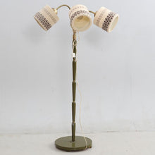 Load image into Gallery viewer, Vintage houten vloerlamp met 3 kapjes, Zweden 1950 (343)