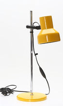 Load image into Gallery viewer, Gele vintage tafel of bureau lamp