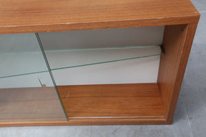 Teak vitrinekastje voor String wandsysteem