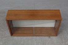 Load image into Gallery viewer, Teak vitrinekastje voor String wandsysteem