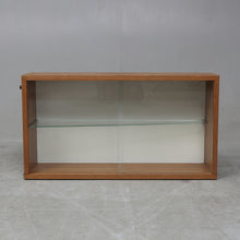 Load image into Gallery viewer, Teak vitrinekastje voor String wandsysteem