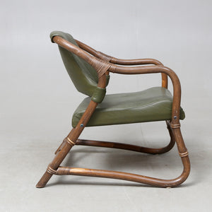 Rotan fauteuil met groen lederen bekleding jaren 60. Zweeds ontwerp