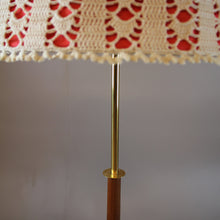 Load image into Gallery viewer, Vintage vloerlamp met gehaakte kap, Zweden 1950 (320)