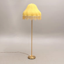 Load image into Gallery viewer, Vintage vloerlamp met gele franje kap, Zweden 1950 (22525)
