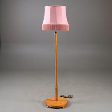 Load image into Gallery viewer, Vintage vloerlamp met roze zijden franje kap, Zweden 1950 (22579)