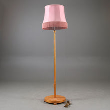 Load image into Gallery viewer, Vintage vloerlamp met roze zijden franje kap, Zweden 1950 (22579)