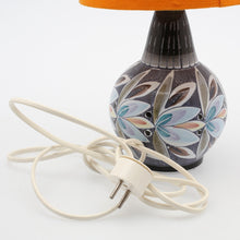 Load image into Gallery viewer, Vintage keramiek lampvoet met oranje stoffen kap, Alms Zweden 1960 (#22597)