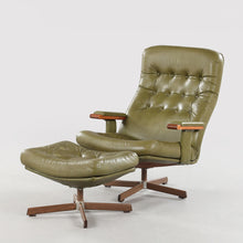 Load image into Gallery viewer, Vintage lederen Draaistoel met voetenbankje ,Zweeds ontwerp rond 1970 (22586)
