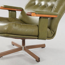 Load image into Gallery viewer, Vintage lederen Draaistoel met voetenbankje ,Zweeds ontwerp rond 1970 (22586)